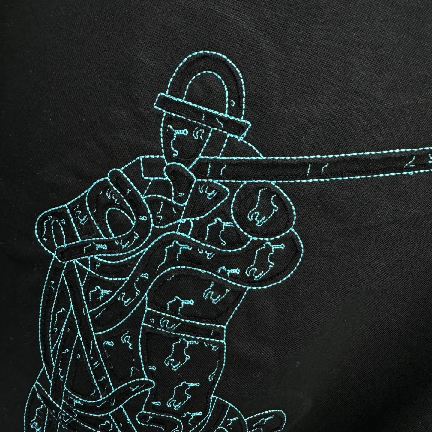 P190 POlO Ralph Lauren 25FW new spring and summer round neck T-shirt. It is made of heavy 320G double yarn combed cotton material. The upper body has a strong three-dimensional effect. It is embroidered with ten thousand needles embroidery patch ➕ ten thousand needles 🪡 embroidery process inkjet effect. ⚠️Washing method: The fabric is only dry-cleaned or wrapped in a laundry bag. Quick machine wash in cold water on the reverse side, let dry and then iron at medium temperature! Avoid vigorously wringing and machine washing from the front!  Size: S M L XL XXL Color: Black, White